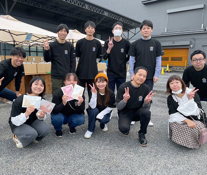 岡本さん(営業部)、西村さん(工程管理)、西さん(工程管理)、堀越さん(営業部)、千馬さん(営業部)、飯村さん(営業部)前列左から:大西さん(開発)、木村さん(業務購買部)、杉浦さん(学生イベントアルバイト)、八田部長(営業部)、中嶋さん(業務購買部)