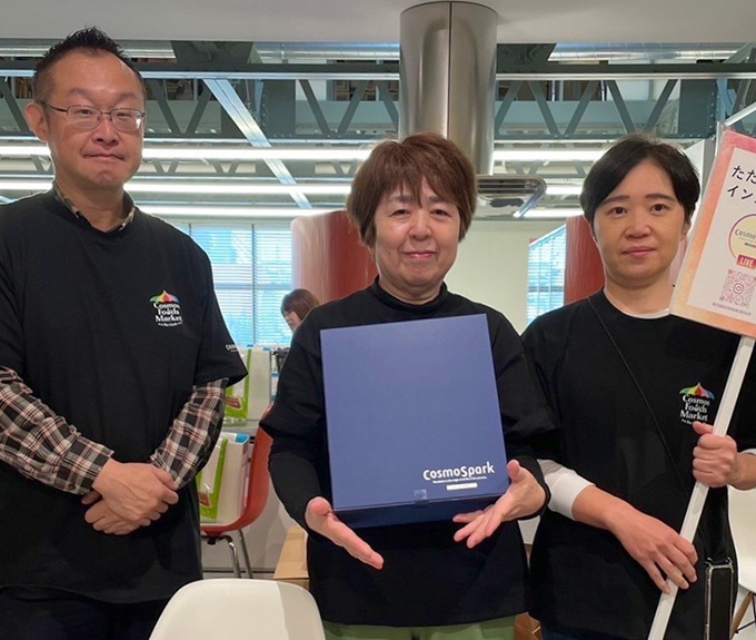 ギフト専用レジ 左から:松下部長(経理・財務部) 牟田さん(直販事業部) 荒井さん(直販事業部)