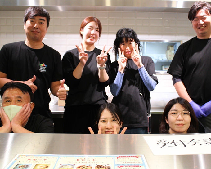 後列左から:中田さん(タイコスモス経理) 岸田さん(商品開発) 外山さん(商品開発O-en) 松浦社長(タイコスモス社長)前列左から:菅さん(営業部) 江藤さん(商品開発) 河野さん(商品開発)