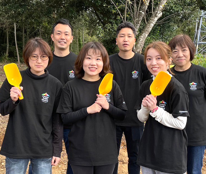 後列左から:柏原さん(営業部) 中原さん(営業部) 竹田さん(品質保証室)前列左から:原さん(工程管理) 森本さん(業務購買部) 近藤さん(工程管理)