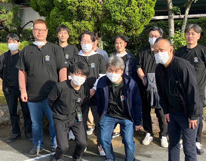 後列左から:吉田さん(匠ワークス) 松本さん(営業部) 長井さん(業務購買部) 西沢さん(工程管理) 齊藤工場長(生産本部) 上村部長(業務購買部) 前列左から:岸田さん(匠ワークス) 島川さん(営業部) 武藤さん(生産本部) 塩田さん(匠ワークス) 横山さん(匠ワークス)