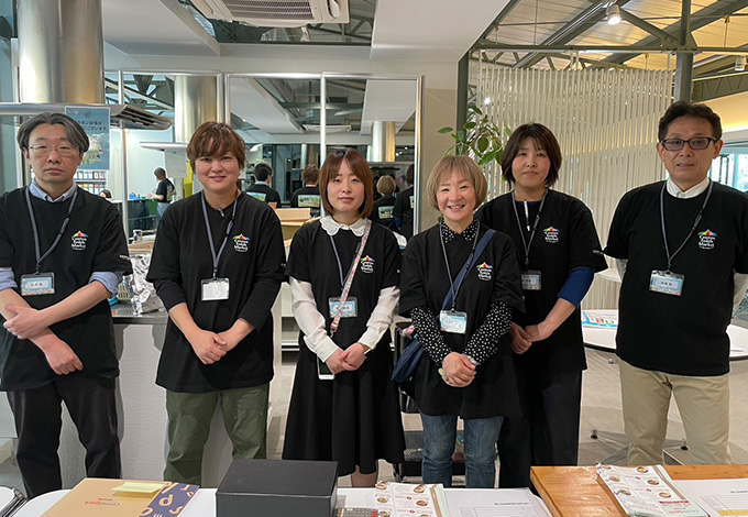 左から:荻野室長(品質保証室)、大野さん(業務購買部)、野口さん(業務購買部)、久志本さん(経理財務部)、岸さん(総務部)、前島さん(総務部)、荒井さん(直販事業部/写真外)