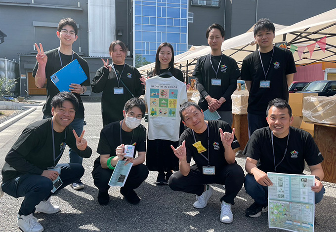上段左から:久保さん(直販事業部)、木村さん(業務購買部)、水口さん(新卒入社)、西田さん(営業部)、千馬さん(営業部)
下段左から:岡本さん(営業部)、木本さん(工程管理)、八田部長(営業部)、柏原さん(営業部)