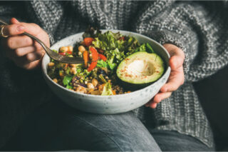 サラダを食べている人の写真