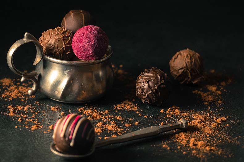 ラッピングされたトリュフチョコレートの写真