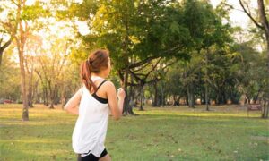ランニングする女性の写真