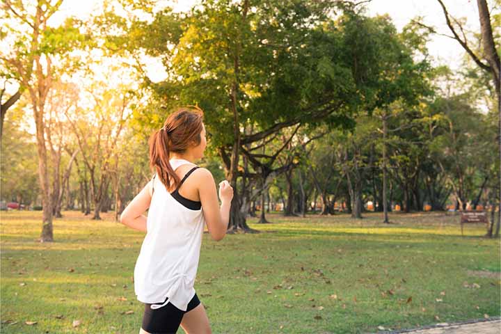 ランニングする女性の写真