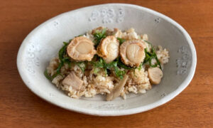 ホタテをのせたエリンギと牛蒡のAWATAMA炊き込みご飯の記事画像