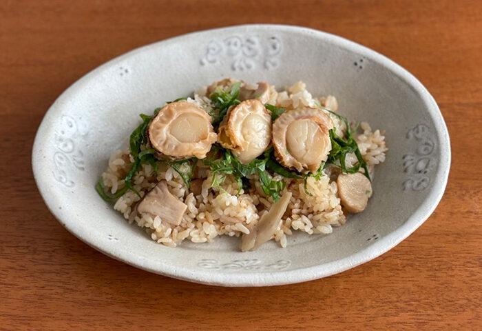 ホタテをのせたエリンギと牛蒡のAWATAMA炊き込みご飯