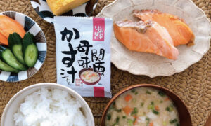関西の母の味かす汁と食卓の写真
