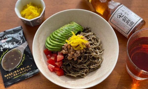 ジャンキーそうでヘルシーな汁なし温そうめんの写真