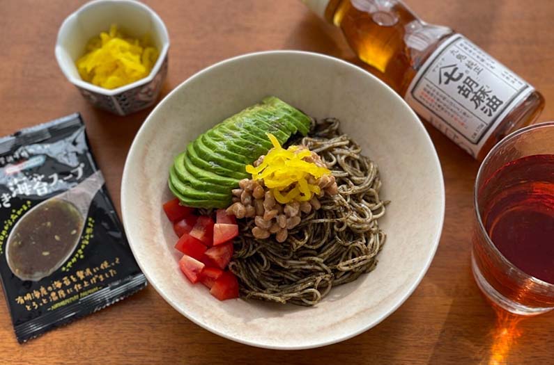 ジャンキーそうでヘルシーな汁なし温そうめんの写真