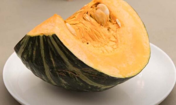 お皿に乗ったかぼちゃの写真