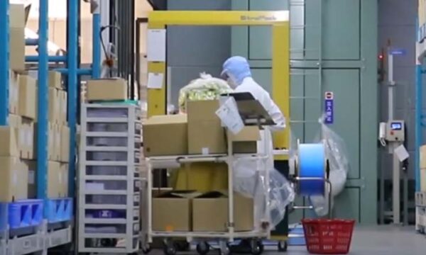お客様への発送じゅんびをするコスモス食品スタッフの社新