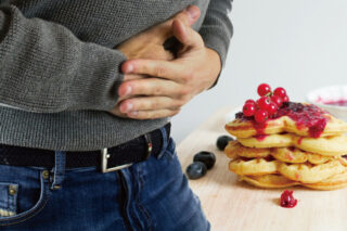 食べ過ぎを気にする人の写真