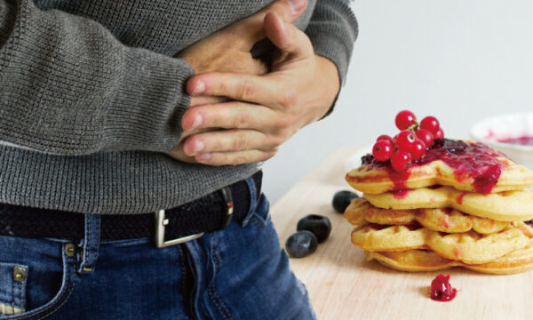 食べ過ぎを気にする人の写真