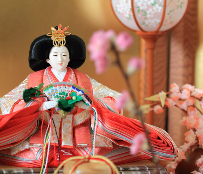 ひな祭りってどんな行事？ひな人形を飾る意味やお祝いに食べるものとは