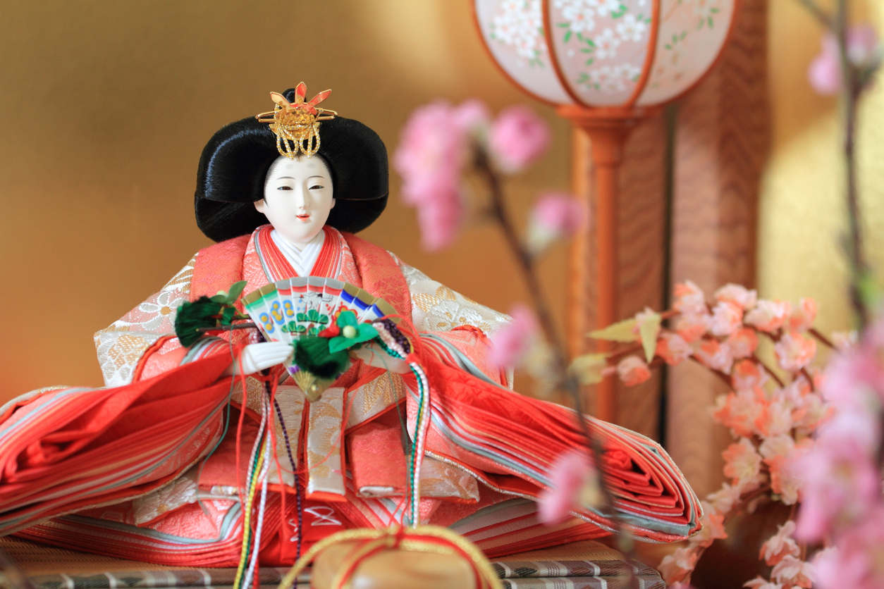 ひな祭りってどんな行事？ひな人形を飾る意味やお祝いに食べるものとは