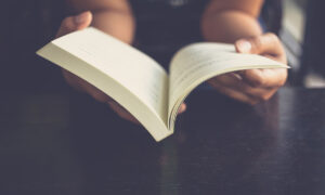 読書する人の写真