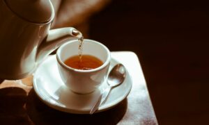 お茶を注いでいる写真