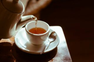 お茶を注いでいる写真