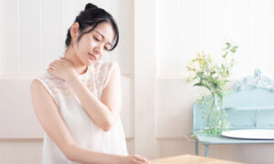 夏バテに悩む女性の写真