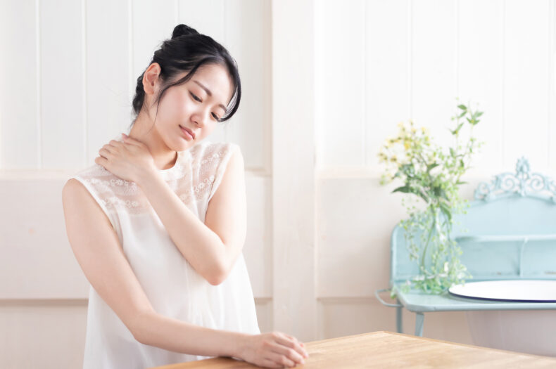 夏バテに悩む女性の写真
