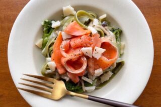 スモークサーモンときのこのAWATAMAオニオンクリームパスタのタイトル画像