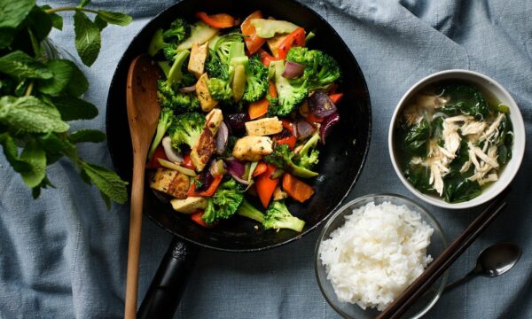 手作りの料理が並ぶ食卓の写真