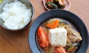 野菜マシマシで！夏野菜とAWATAMAの味噌キムチチゲの写真