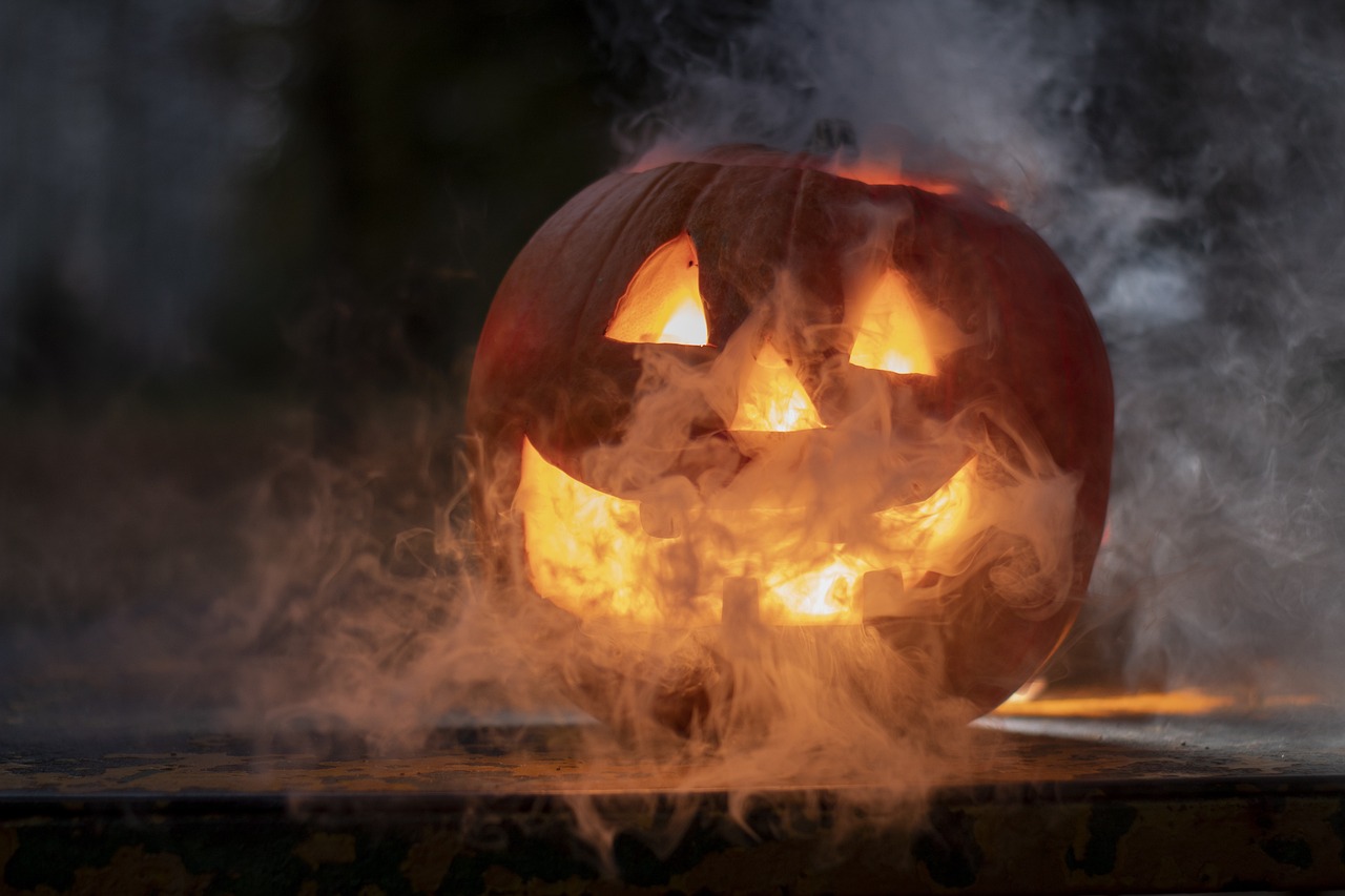ハロウィンの起源はいつ？仮装する理由や世界各国の過ごし方を紹介