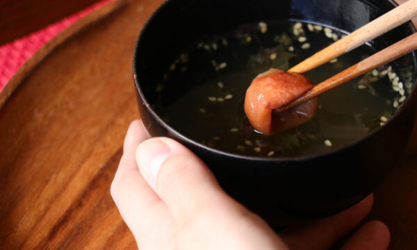 紀州南高梅とかつお出汁の旨みが調和する 海藻がいっぱい入った丸ごと梅のお吸い物