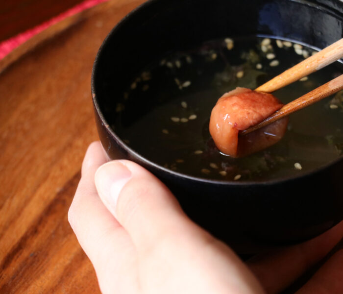 紀州南高梅とかつお出汁の旨みが調和する 海藻がいっぱい入った丸ごと梅のお吸い物