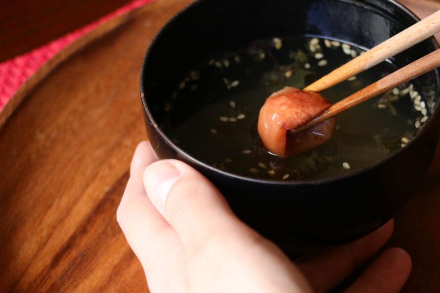 紀州南高梅とかつお出汁の旨みが調和する 海藻がいっぱい入った丸ごと梅のお吸い物