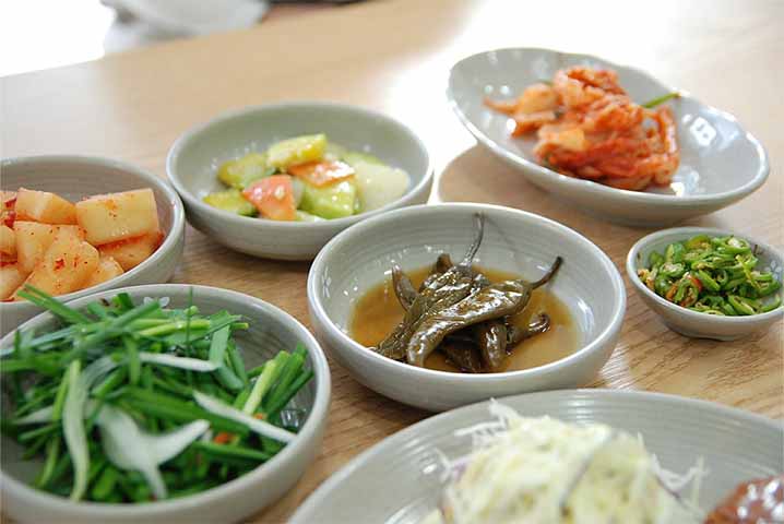 韓国料理のおかずの写真