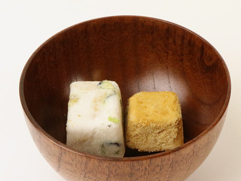 じゅわ～っと揚げたなすのおみそ汁に用いているニコニコ製法により、「味噌」と「具材」の2つのブロックが並んでいる写真