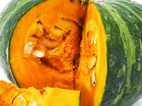 ごま香る緑黄野菜のおみそ汁に使っているかぼちゃのイメージ写真