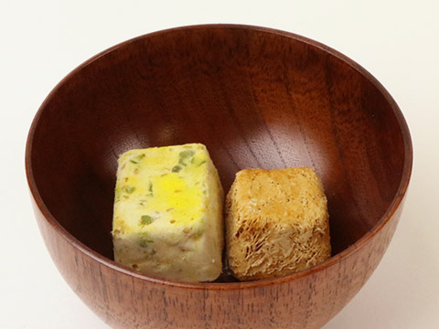 ごま香る緑黄野菜のおみそ汁に用いているニコニコ製法により、「味噌」と「具材」の2つのブロックが並んでいる写真