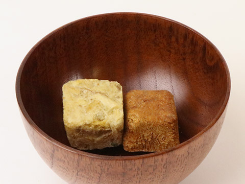炭火かほる焼なすのおみそ汁に用いているニコニコ製法により、「味噌」と「具材」の2つのブロックが並んでいる写真