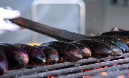 美味しいお味噌汁を作るためになすを手焼きしている写真