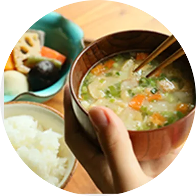 朝食にお味噌汁を食べているイメージ写真