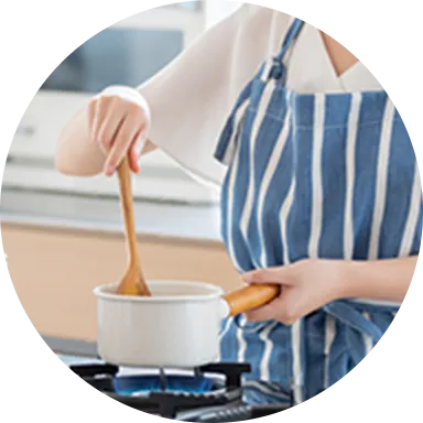 お味噌汁の調理をしている女性のイメージ写真