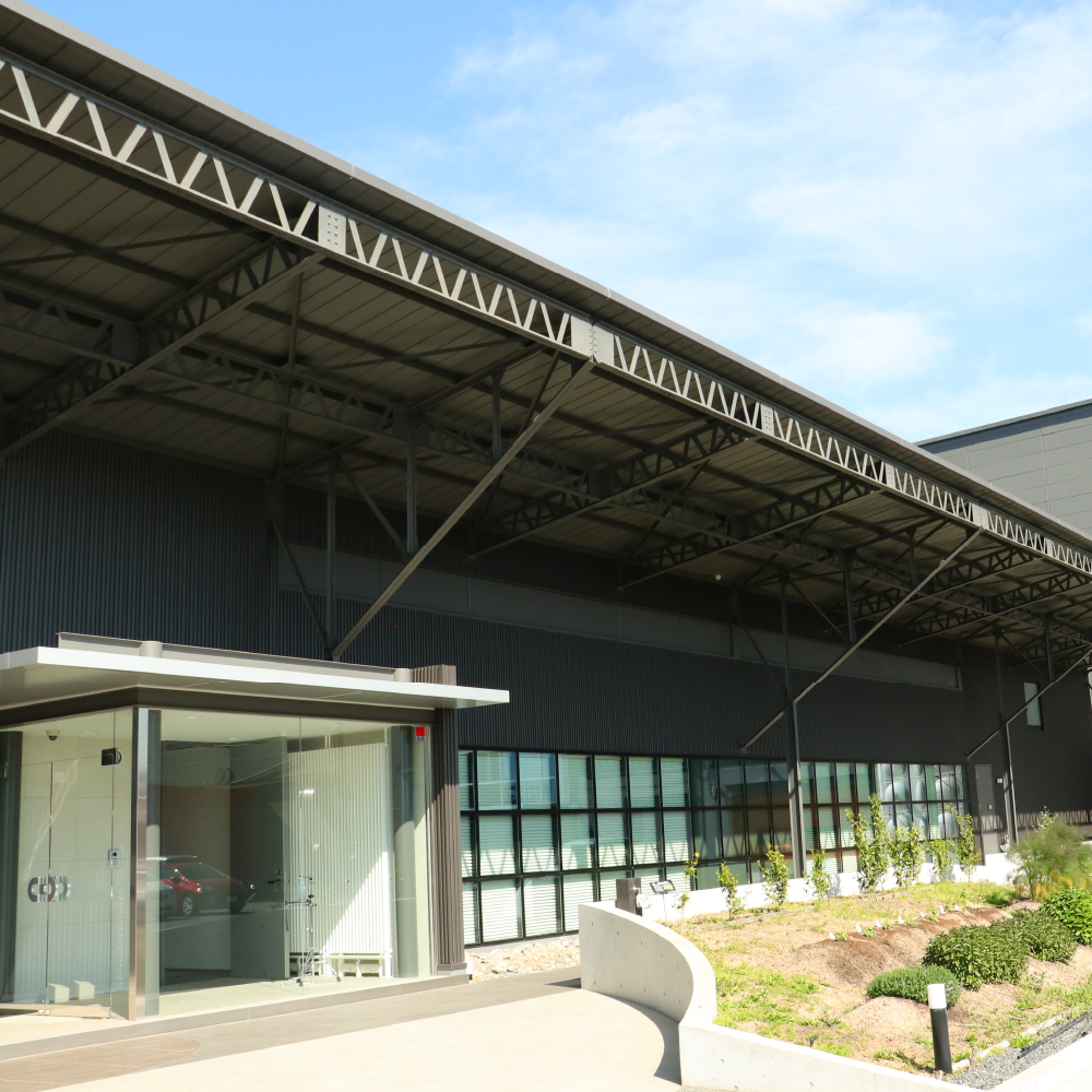 フリーズドライにお湯を注いでいる写真