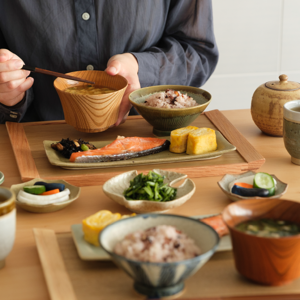 フリーズドライのお味噌汁を囲んだ朝食