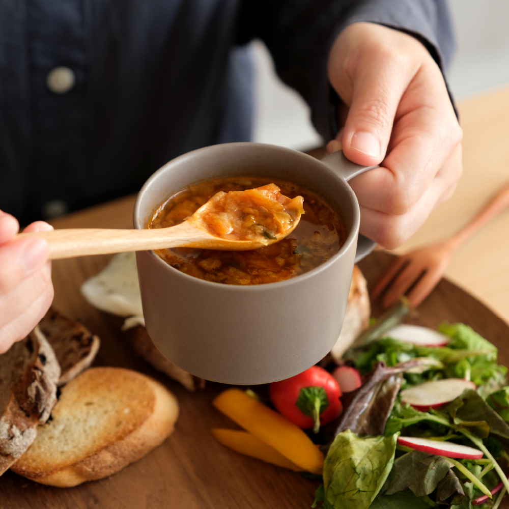 フリーズドライのスープを囲んだ朝食