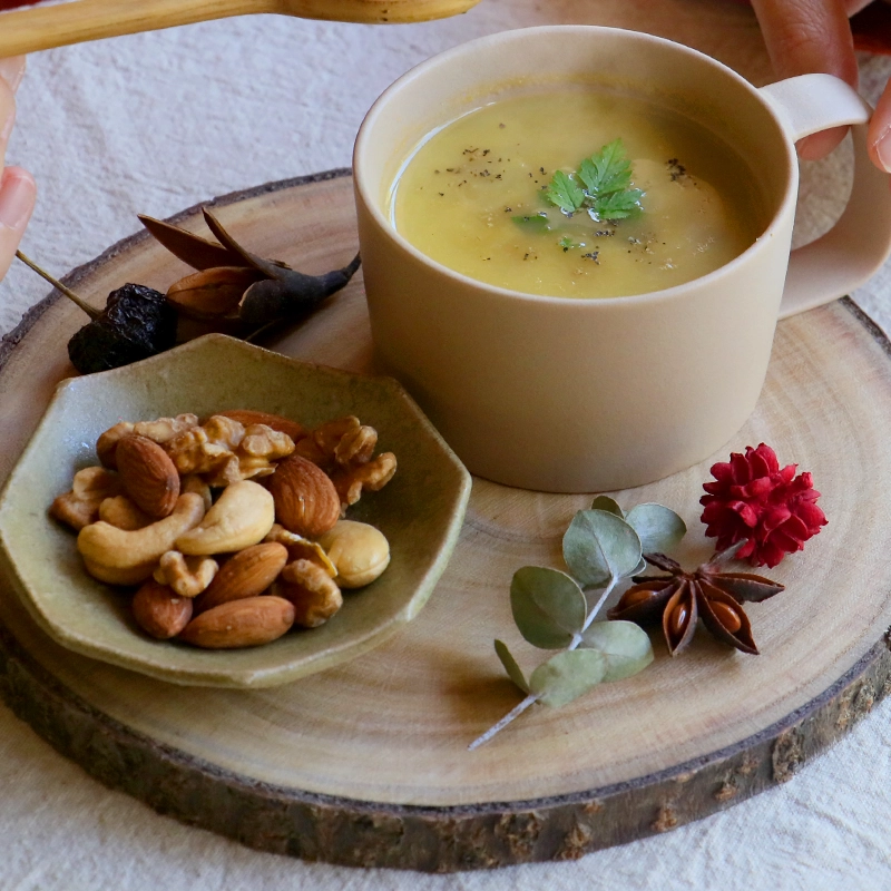 忙しいときには一緒に食べるだけ！オーガニックポタージュとミックスナッツで手軽に栄養チャージ