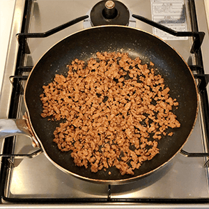 ☆のひき肉をごま油で炒め、酒と味噌で味をつける