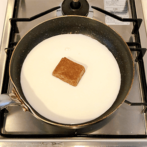 鍋で豆乳を温め、オニオンスープを入れて戻し、いりごまを入れて混ぜる