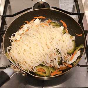 ごま油で肉と野菜をいため、火が通ったら素麺を入れてよく混ぜながらさらに炒める