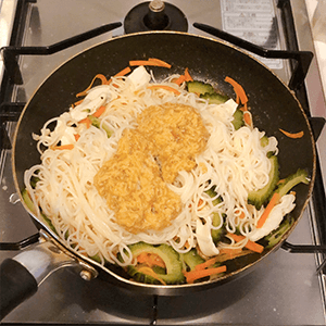 和だし玉子スープ30mlのお湯で戻し、フライパンへ回し入れる